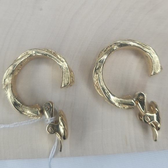 Vintage 1980s Trifari Gold Tone Textured Braided Clip-On Hoop Earrings EUC 3/4" - Picture 5 of 9